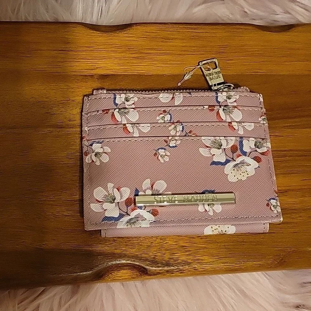 Steve Madden card holder. Pink floral